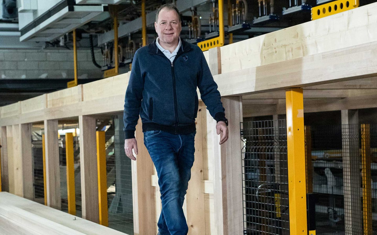 Eric Müller, CEO di Fagus Svizzera, cammina su un elemento da costruzione della sua azienda.