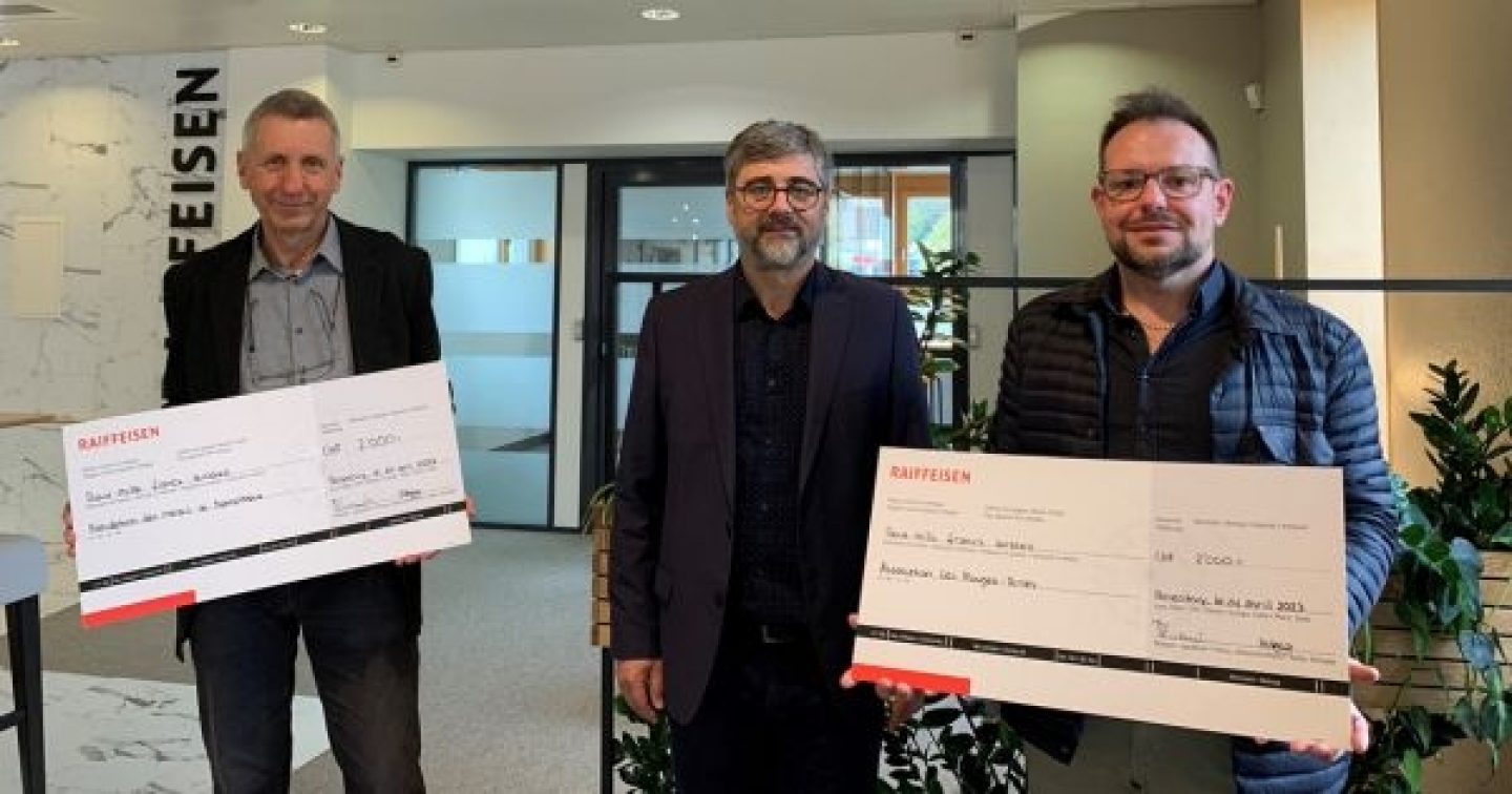 Photo souvenir - remise symbolique des chèques