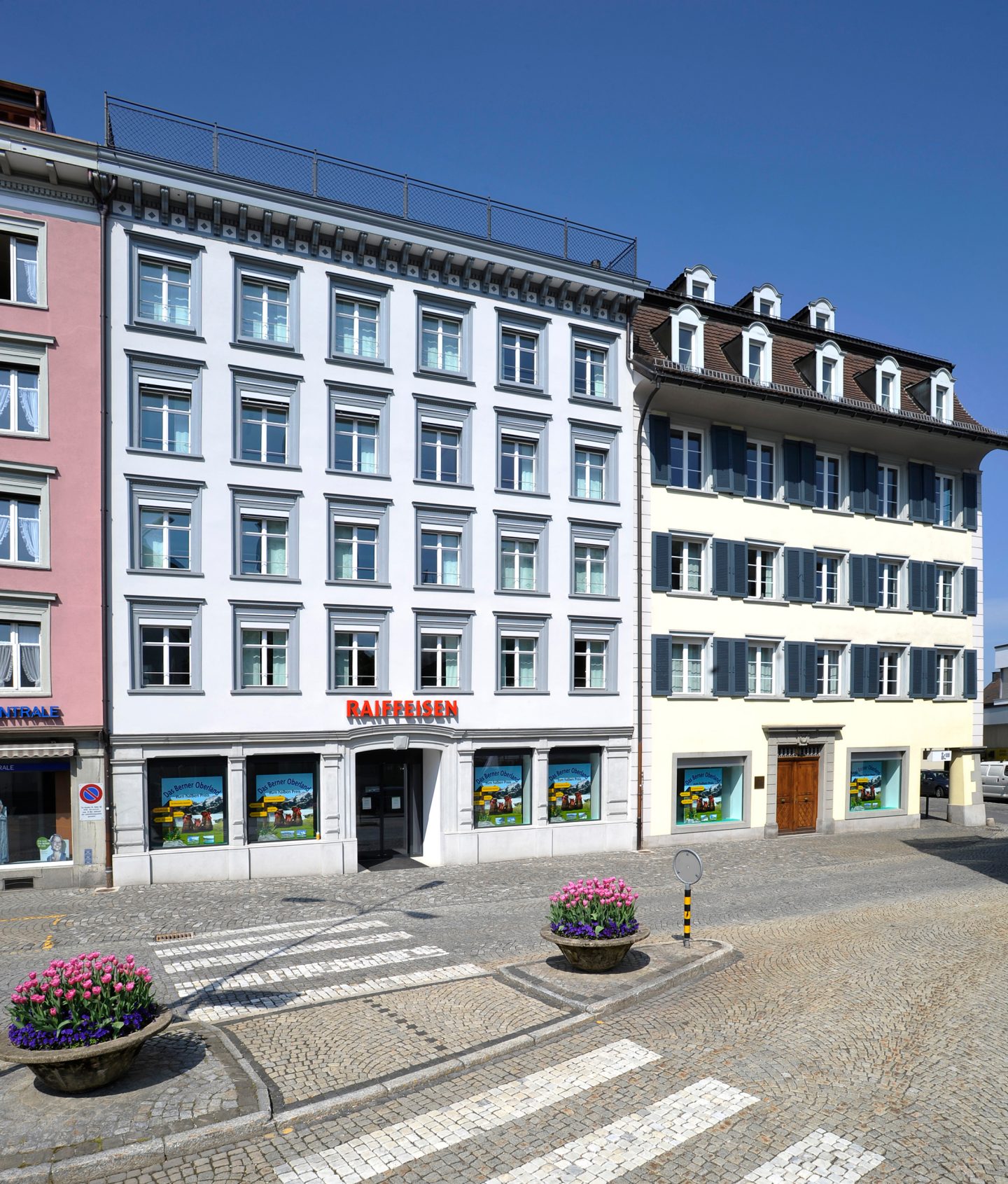 Die Bank konzentriert sich in Zukunft auf das linke Gebäude und gestaltet dieses um.