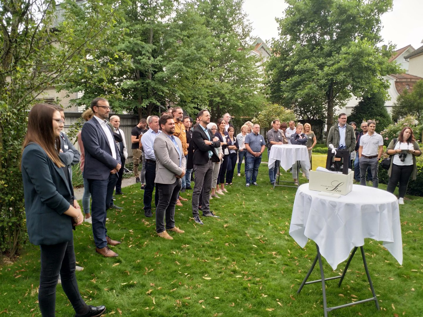 Sommerapéro im Rosengarten