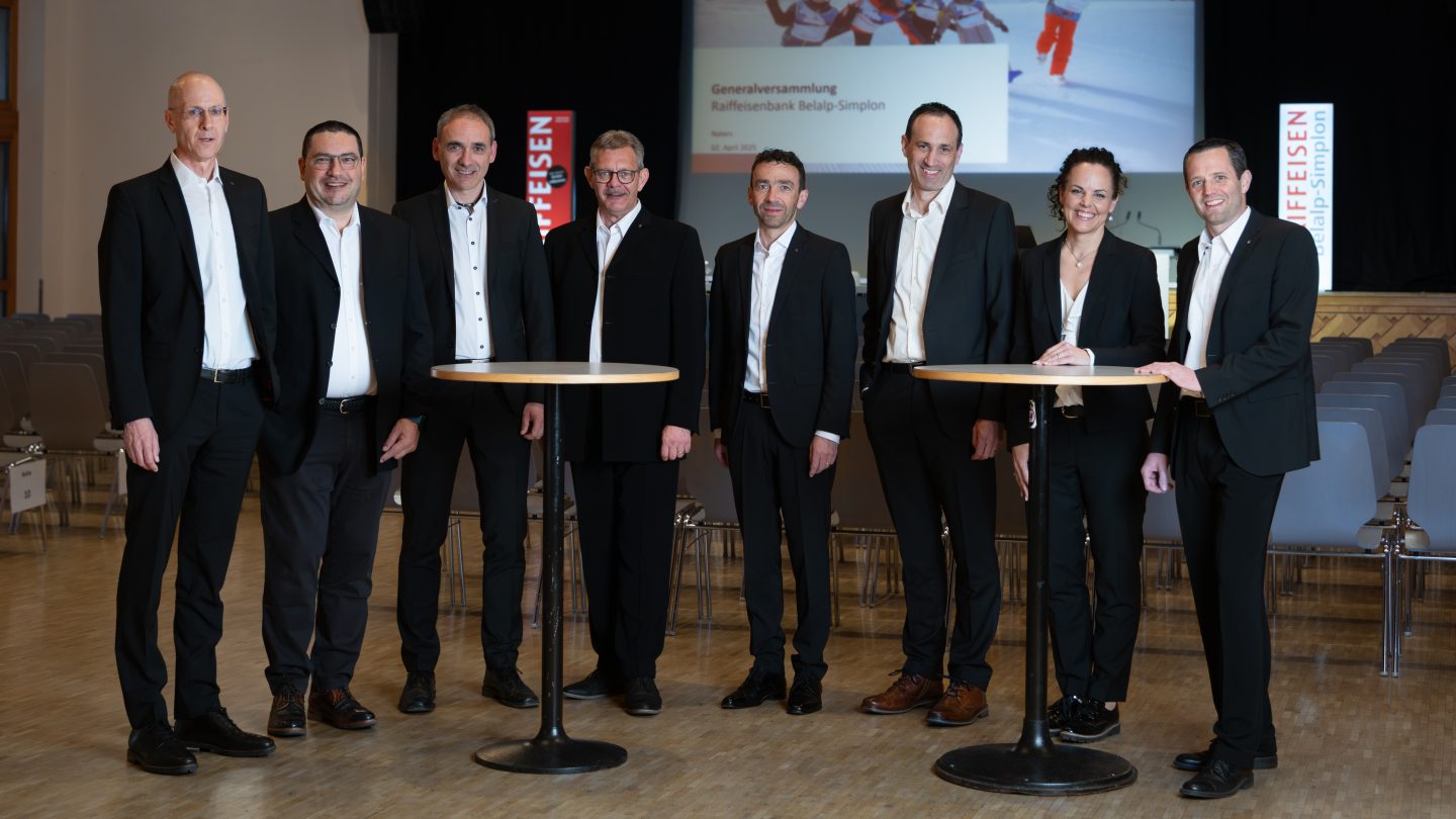📷Bildlegende v.l.n.r.: Christian Perrig, Giovanni Gallo (neu), Philipp Zurwerra (Vizepräsident), Franz-Josef Amherd (Präsident des Verwaltungsrats), Kilian Nellen (Vorsitzender der Bankleitung), Dr. Damian Steffen (neu), Claudine Ruppen, Marco Pollinger