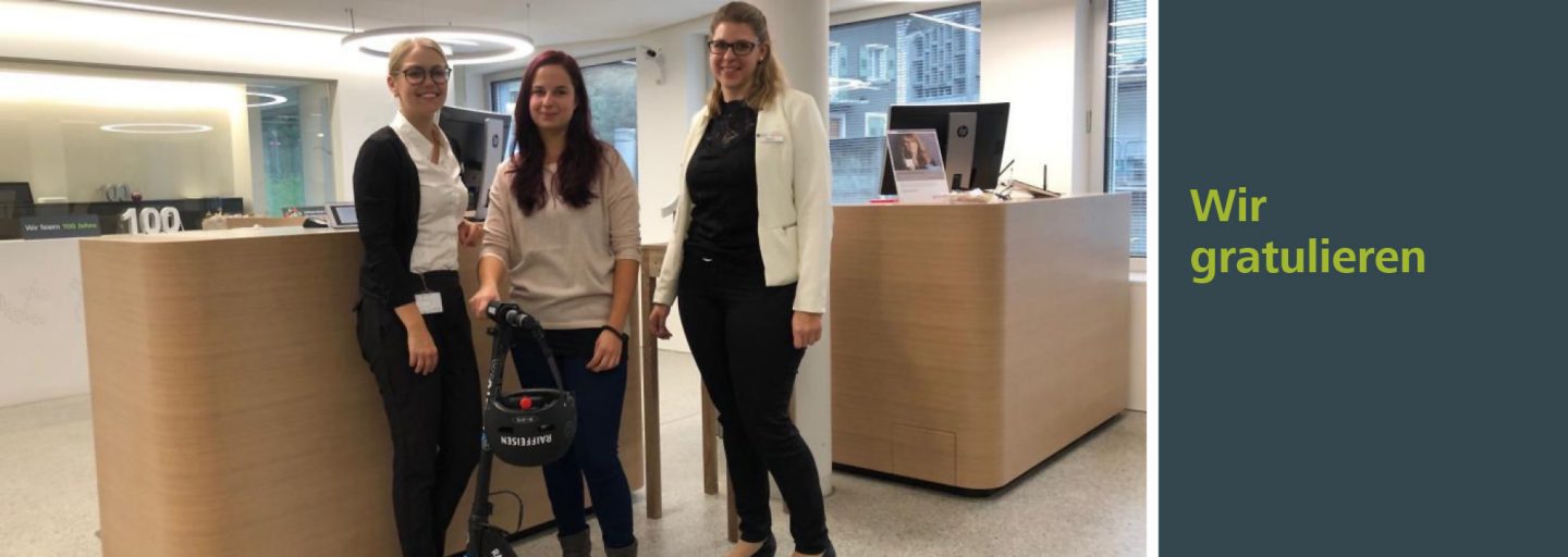 Chantal Pfaffen und Jennifer Fux gratulieren Anja Mooser (Mitte)