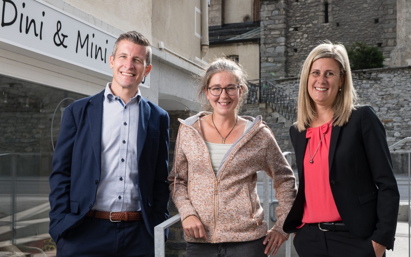 Frank Kreuzer, Leiter Firmenkundenberatung, Katja Schwery, 17'000. Mitglied und Chantal Studer-Amoos, Firmenkundenberaterin
