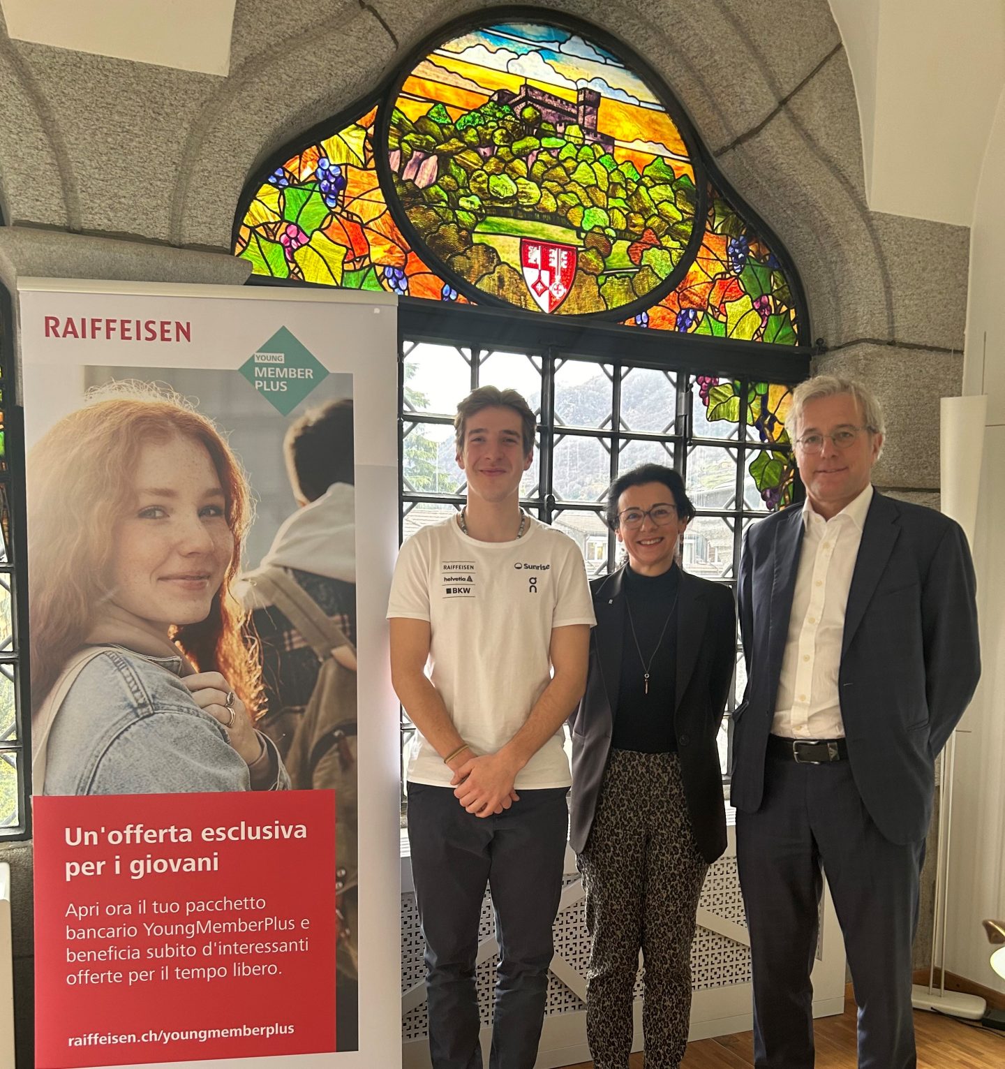 Da sinistra: Martino Conedera (sciatore), Doris Tuena (Presidente della Direzione Banca Raiffeisen Bellinzonese e Visagno), Tiziano Pedrazzoli (Presidente della Direzione Banca Raiffeisen del Camoghè)