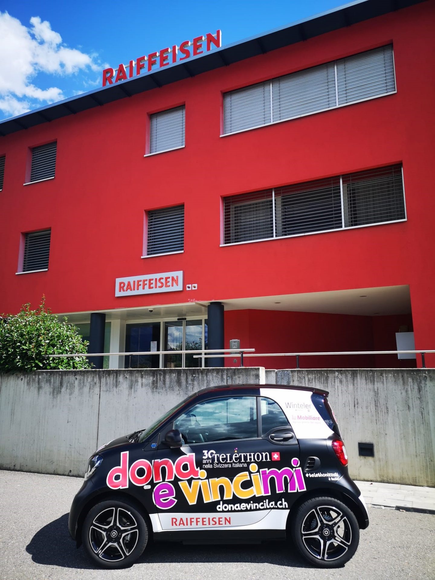 Un donatore tra soli 2'000 si porterà a casa la SMART elettrica messa in palio. Visitate la nostra pagina internet www.raiffeisen.ch/bellinzonese oppure digitate direttamente donaevincila.ch e scoprite come partecipare all’estrazione.