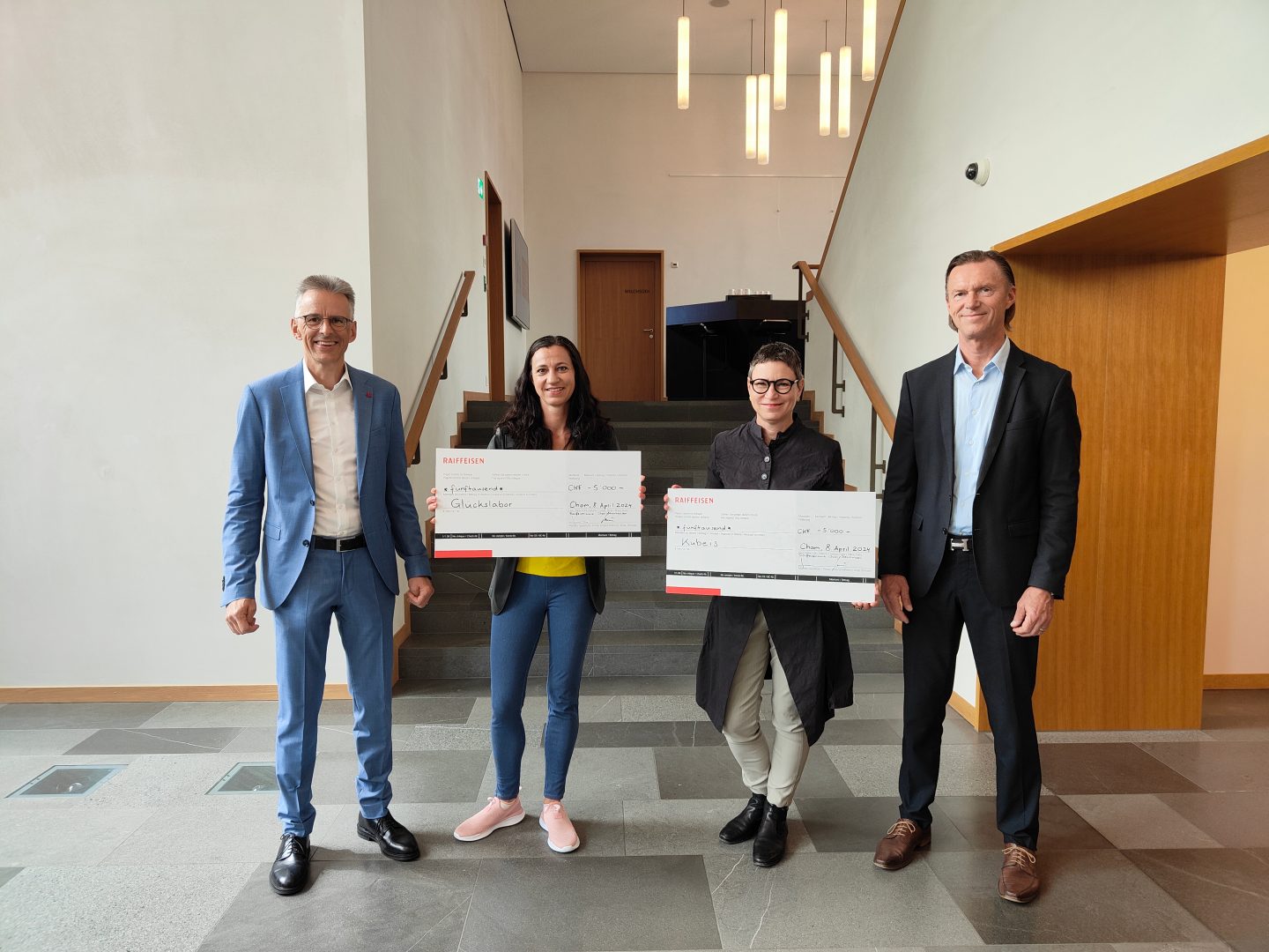 v.l.n.r.: André Koller (Vorsitzender der Bankleitung), Sara Bumbacher (Glückslabor), Andrea Röthlin (Kubeïs), Erich Hänni (Präsident des Verwaltungsrates)