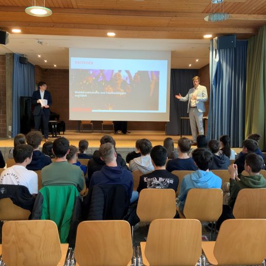 v.l.: Fabio Kottmann, Lernender, und Elias Scheiber, Privatkundenberater bei ihrem Referat