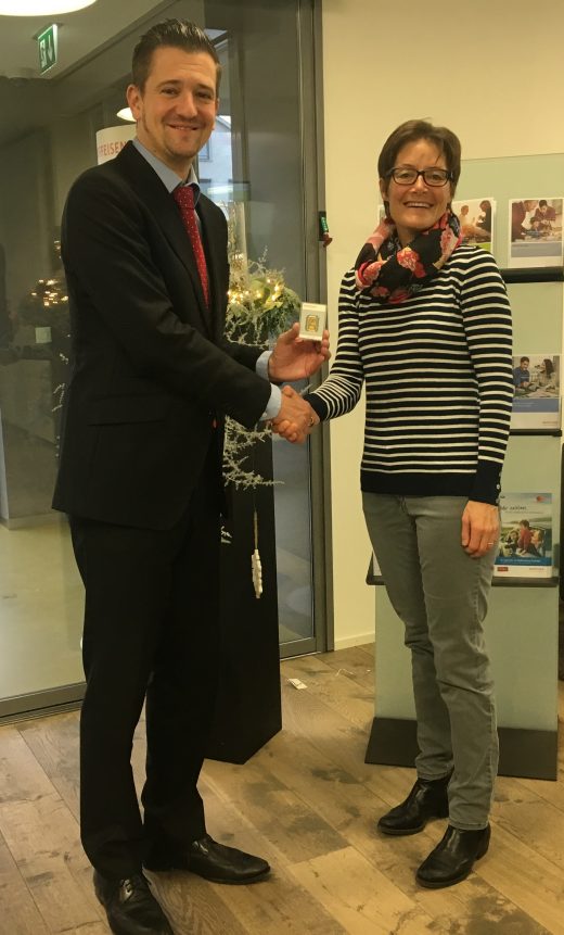 Preisübergabe an Gewinnerin