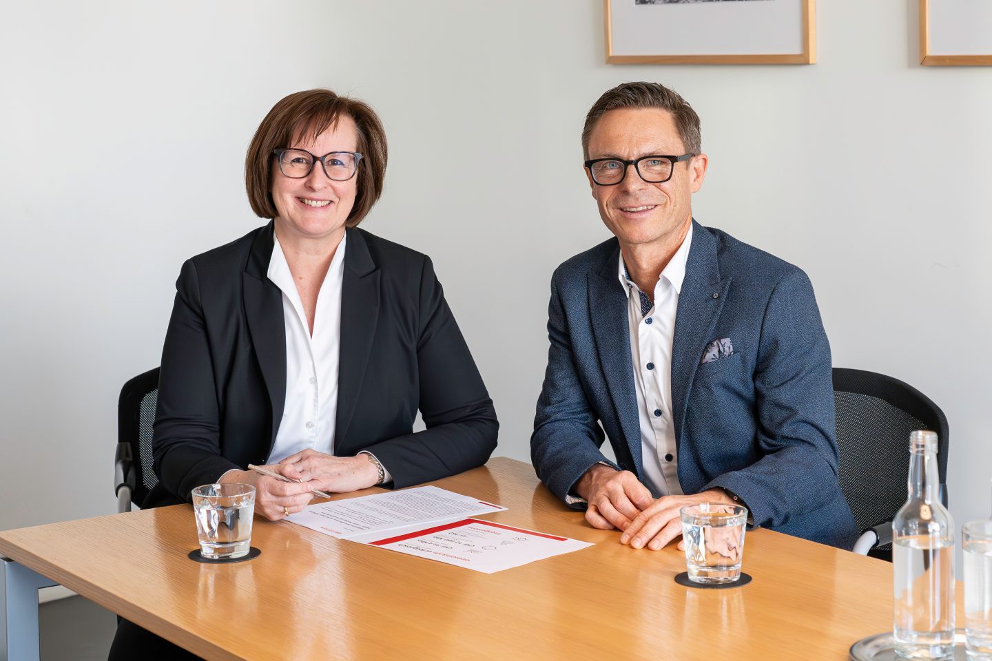 v.l. Brigitte Blöchlinger, Mediensprecherin der Zuger Raiffeisenbanken, Michael Iten, Präsident der Zuger Raiffeisenbanken