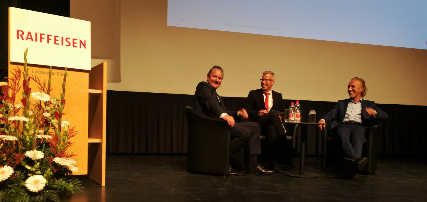 v.l.n.r.: Meteorologe Thomas Bucheli, Moderator und Bankleitungsmitglied Pius Vogel, Raiffeisen Chef Ökonom Martin Neff