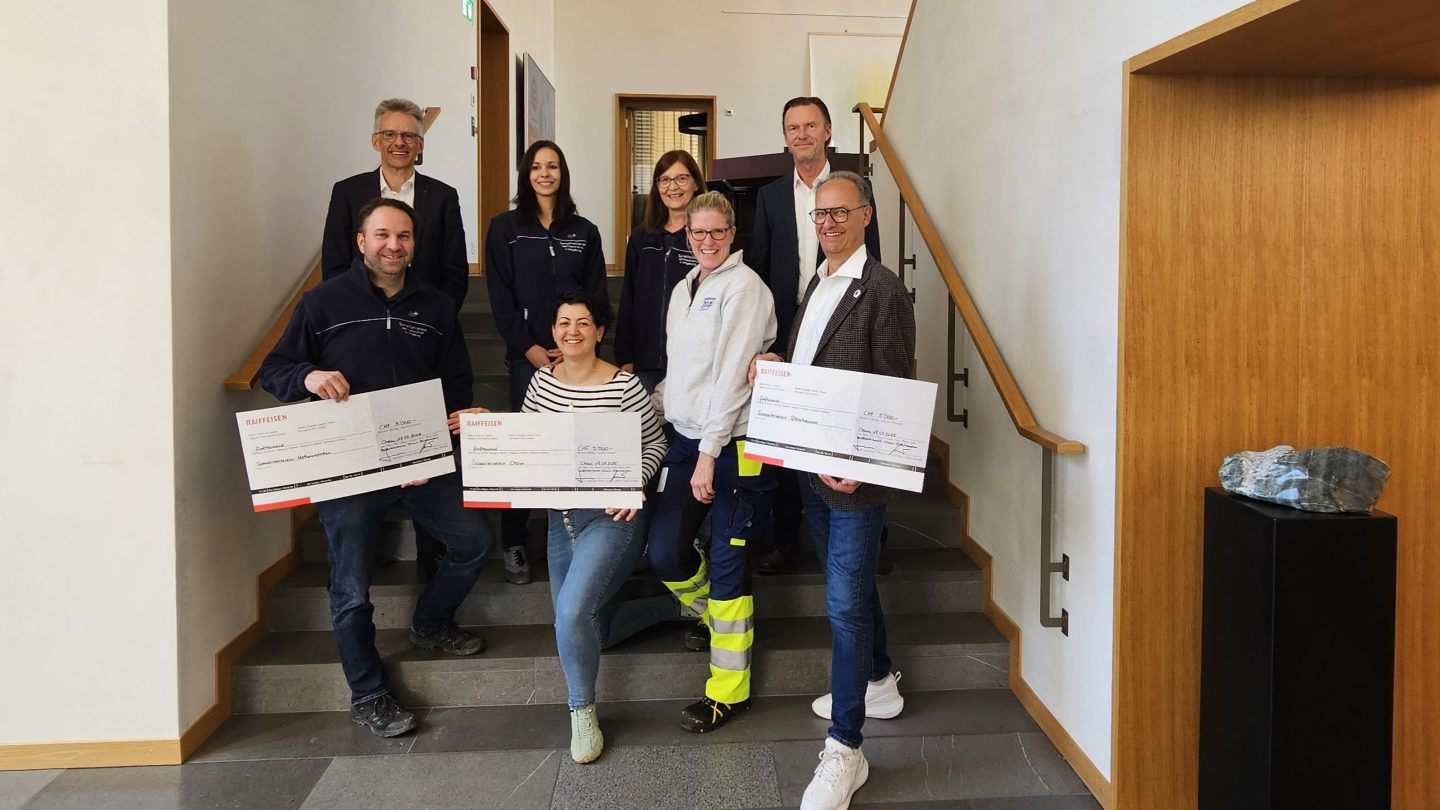 Checkübergabe an die Vertreter der Samaritervereine