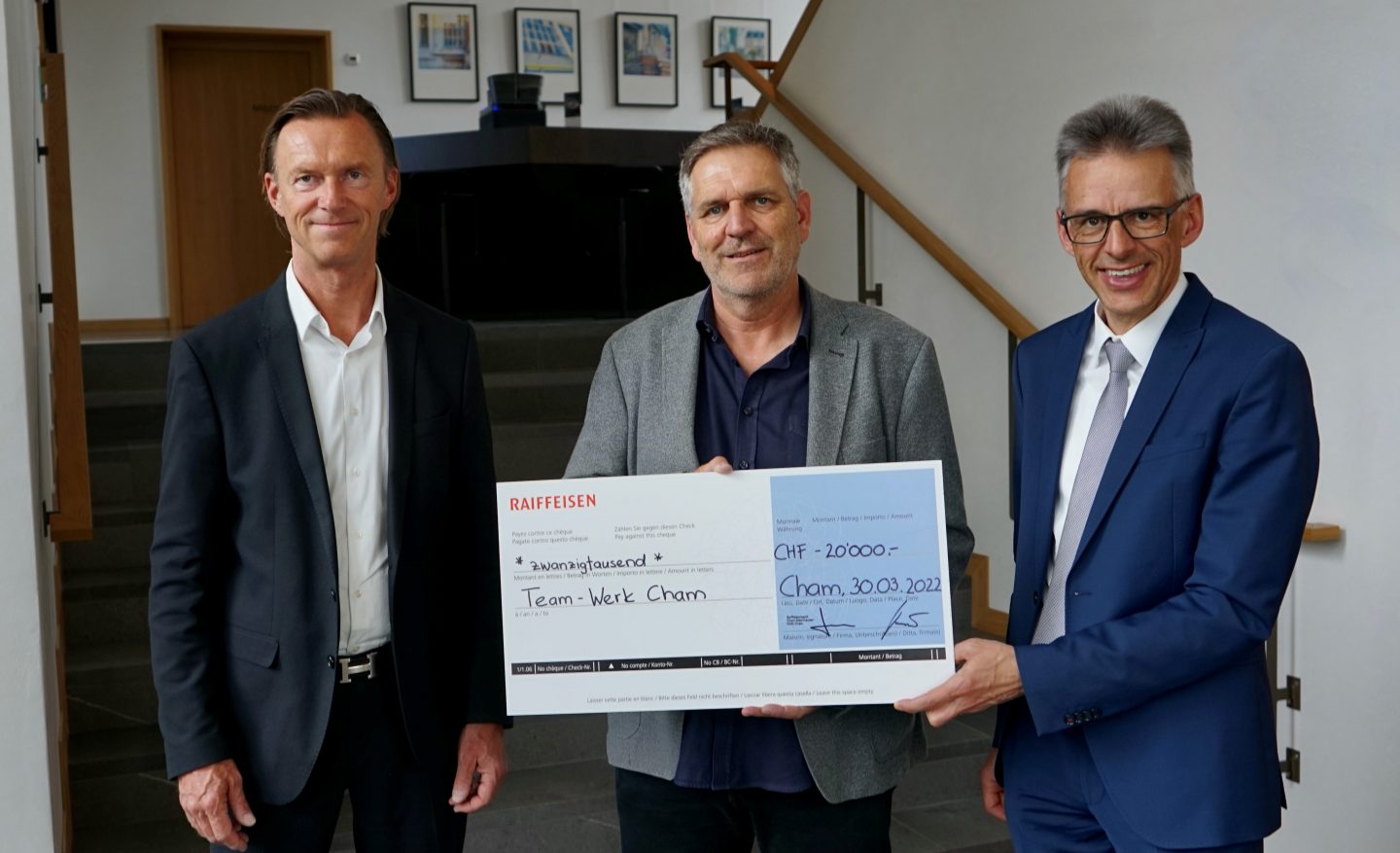 Erich Hänni, Verwaltungsratspräsident (l.) und André Koller, Vorsitzender der Bankleitung (r.), übergeben den Check über 20'000 Franken an Balthasar Tschäppeler, Geschäftsleiter Team-Werk.