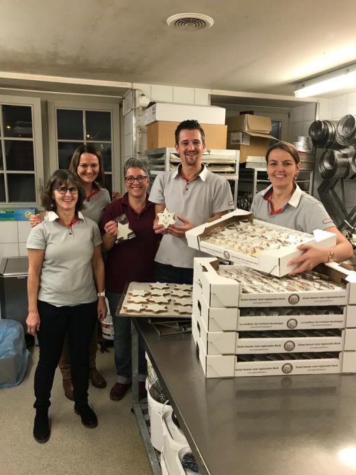 Jutta Iten von der Bäckerei Iten mit den Raiffeisen-Mitarbeitern in der Backstube