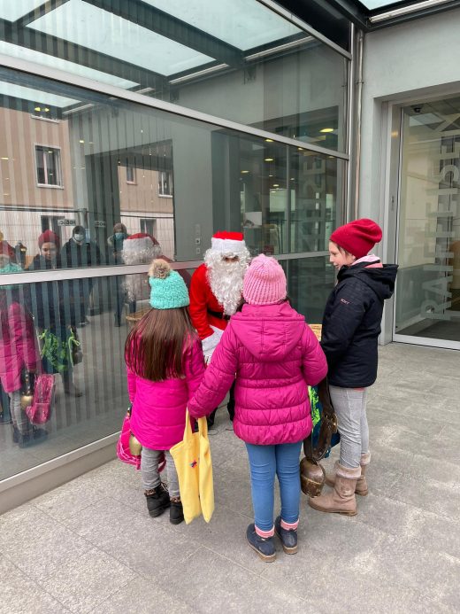 Der Samichlaus zu Besuch in der Filiale Glarus