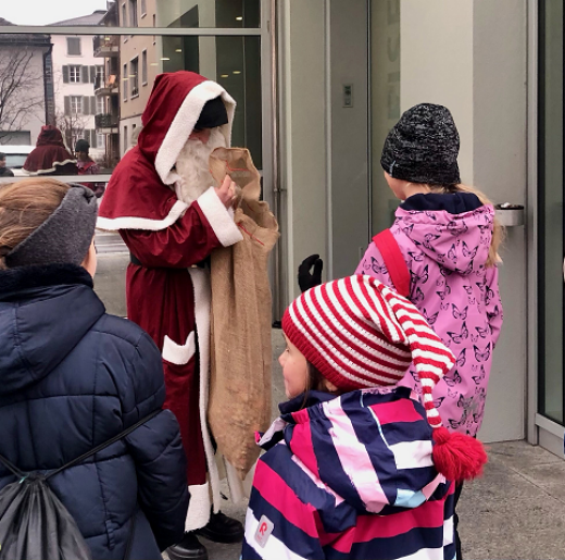 Samichlaus zu Besuch bei der Raiffeisenbank Glarnerland