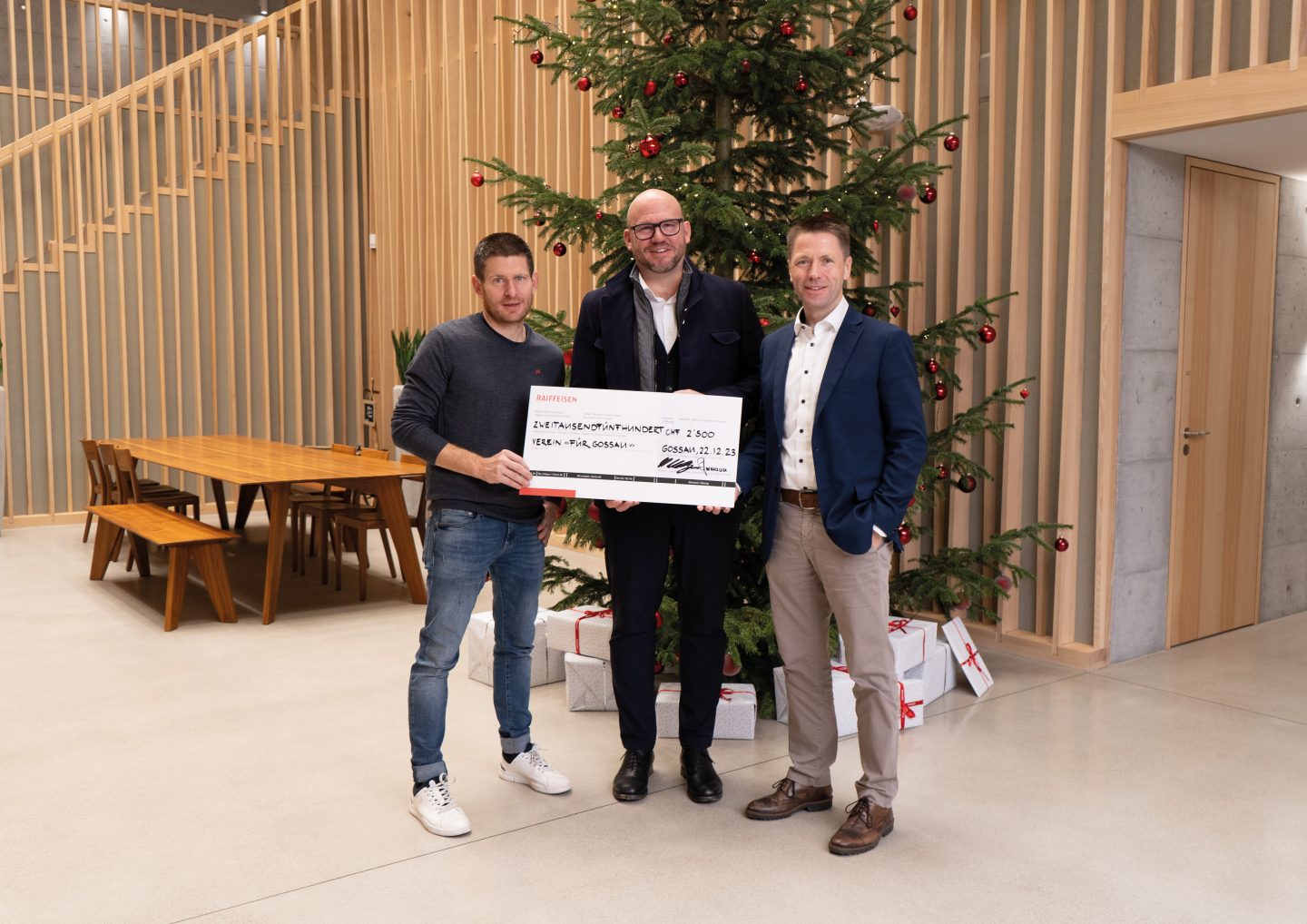 Initianten der Spendenaktion Patrick Ammann, Inhaber der Pius Schäfler AG, (links) und Marcel Helfenberger, Vorsitzender der Raiffeisenbank Gossau-Andwil-Niederwil, (rechts) mit Pater Andy Givel (mitte).