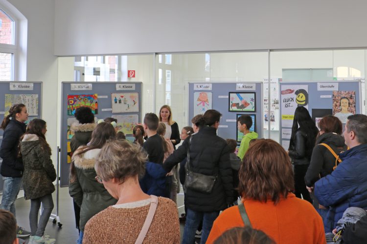 Grosses Interesse an der Rangverkündigung und Fototermin in der Stadtbibliothek Gossau 
