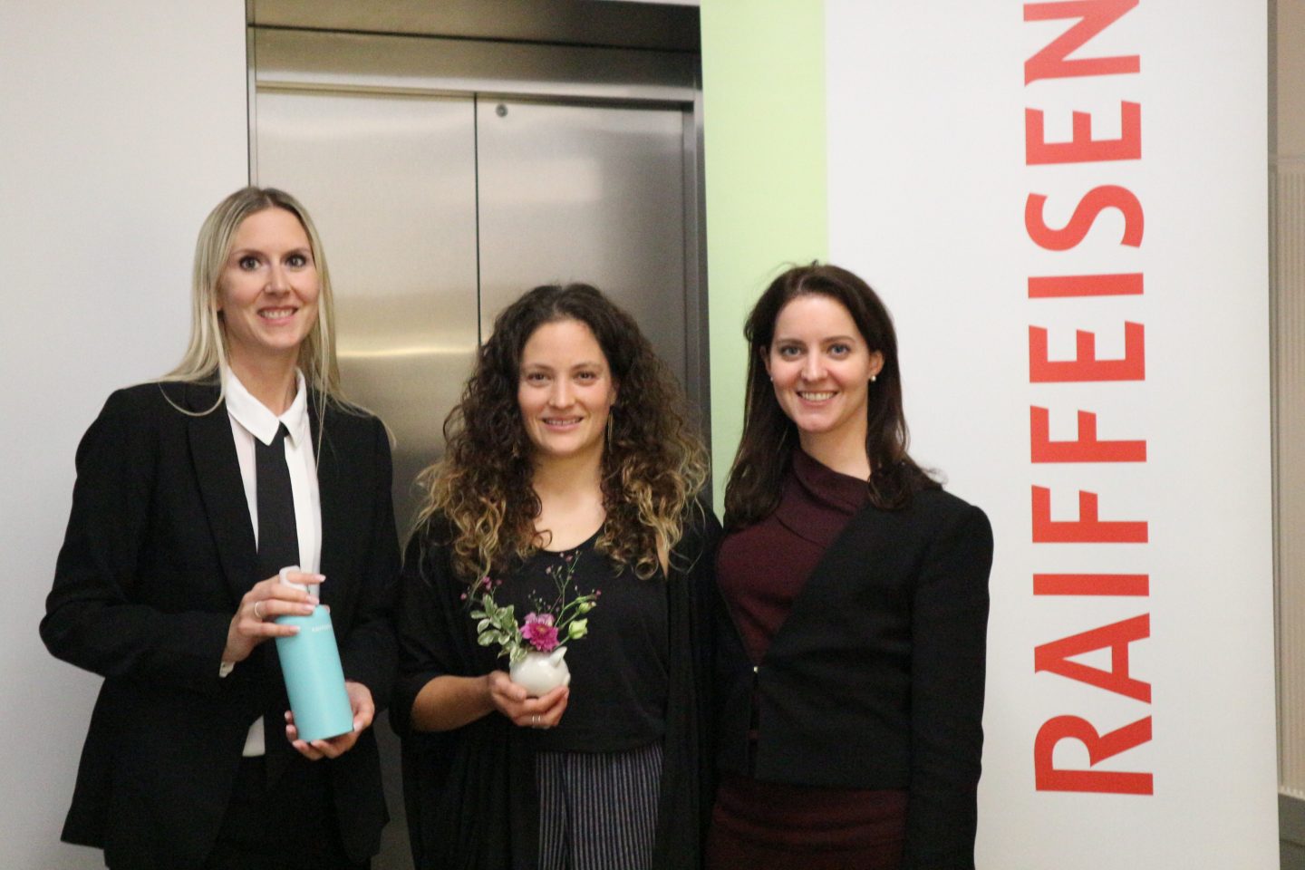 Gastgeberin Madeleine Häfeli, Vorsorge- und Pensionsberaterin der Raiffeisenbank Gossau-Niederwil mit den Referentinnen Anina Mutter, Bloggerin und Anne Opitz, Portfoliomanagerin (v.l.n.r.)