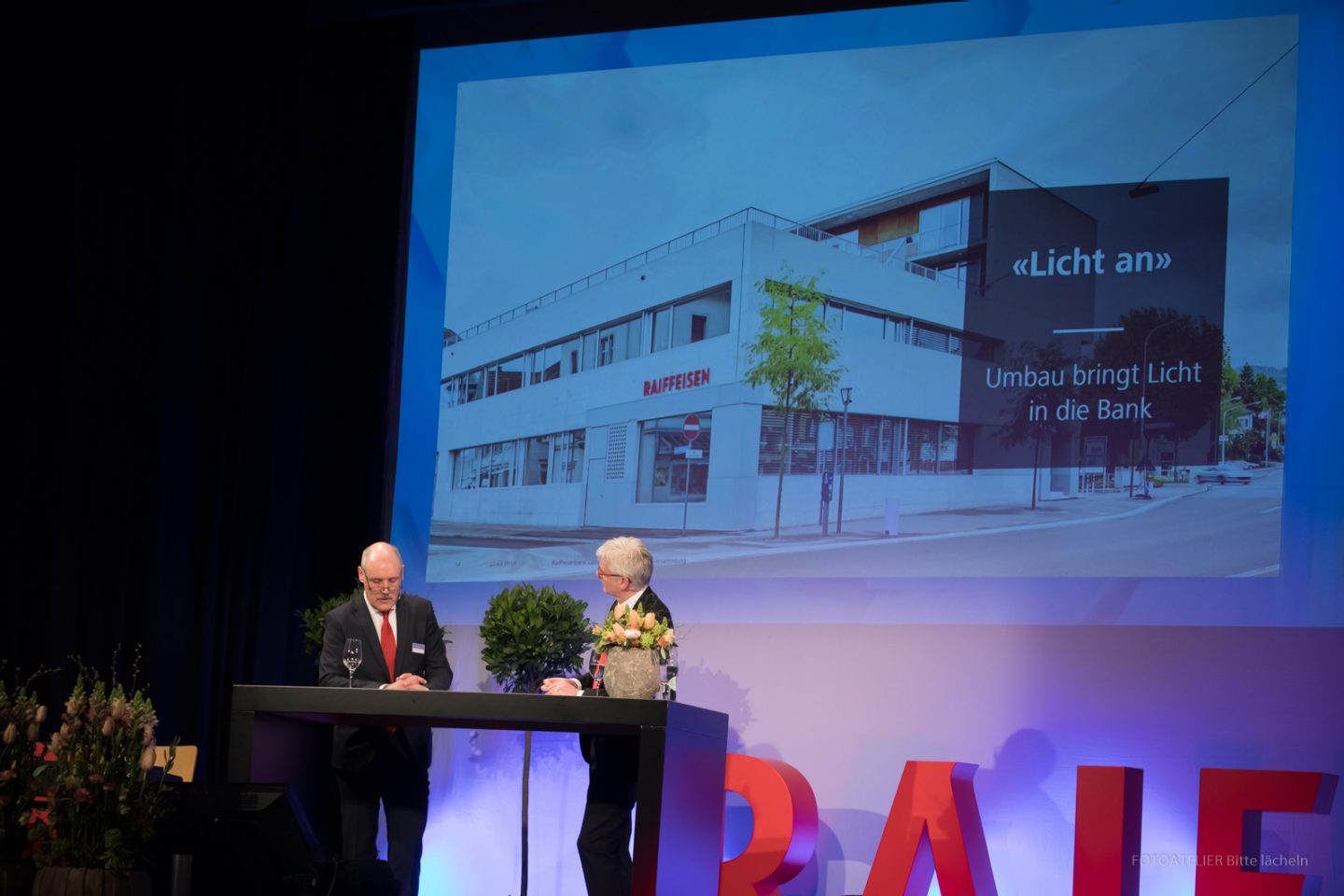 Verwaltungsratspräsident Arthur Fagagnini mit dem Moderat Stefan Häseli (v.l.n.r.) an der Generalversammlung 2018