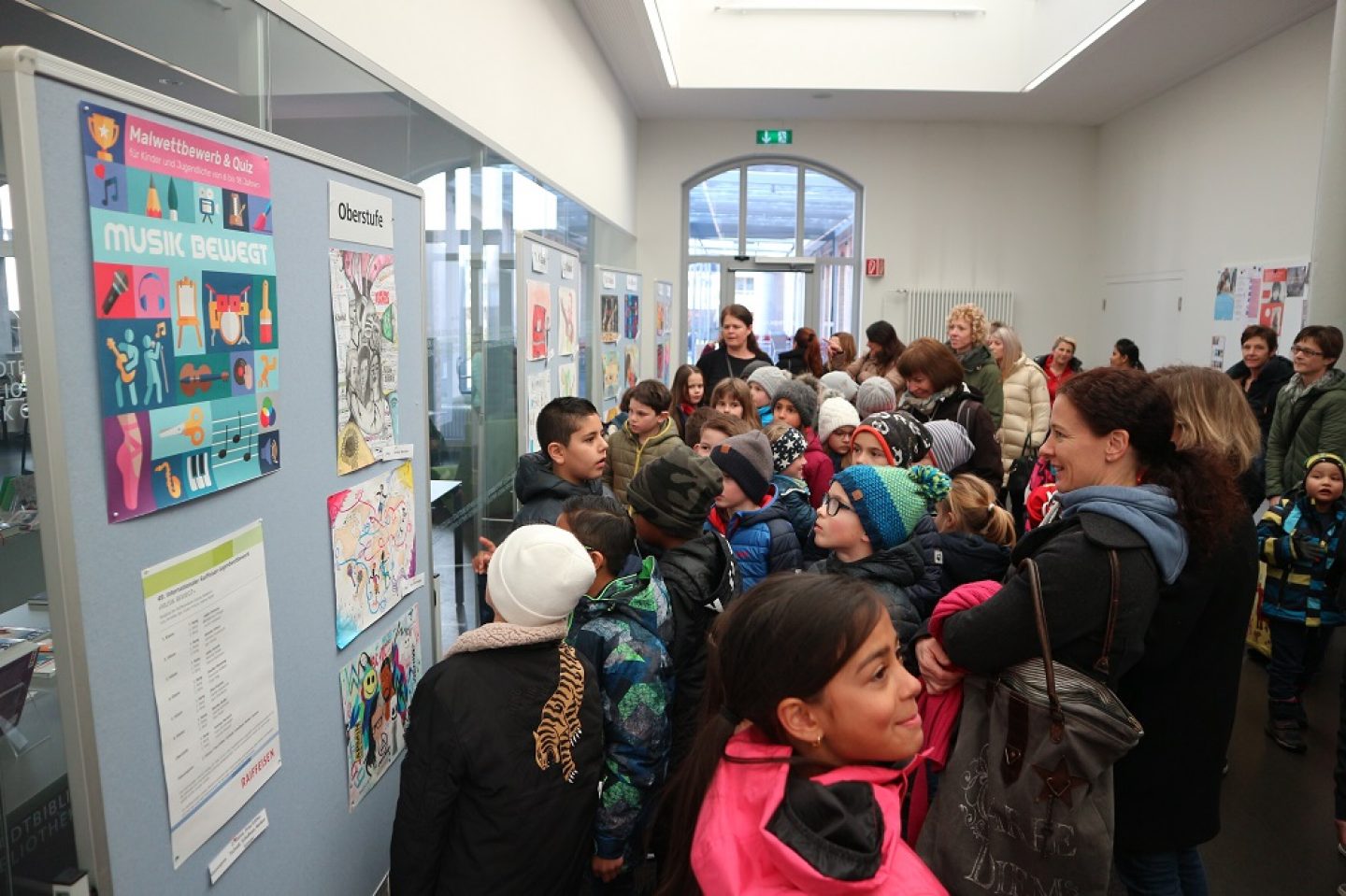 Grosses Interesse an der Rangverkündigung und Fototermin in der Stadtbibliothek Gossau 