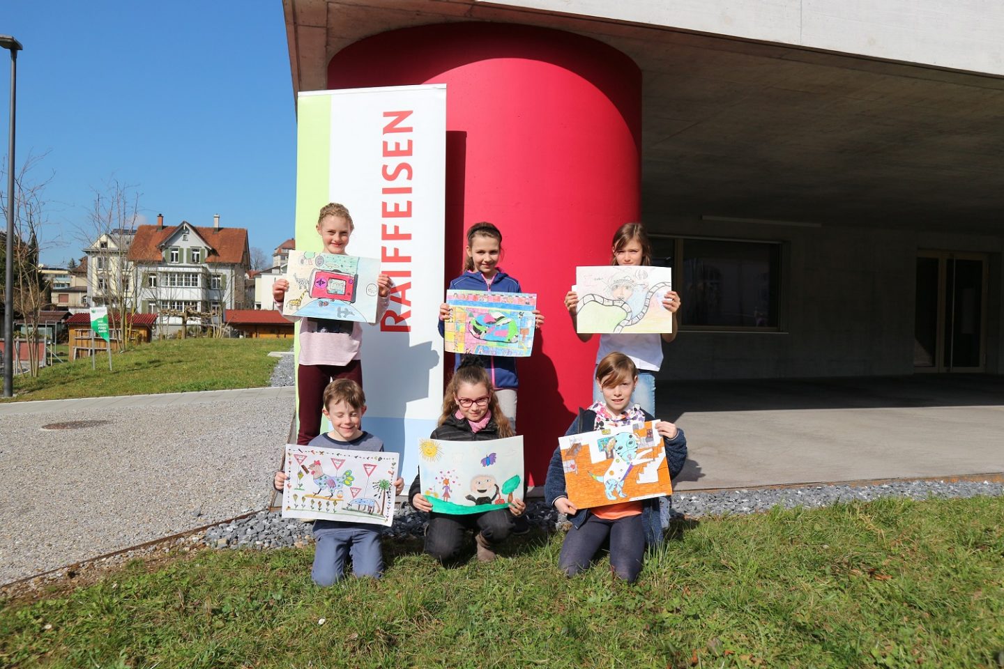 Die glücklichen Gewinner des 1. Ranges pro Klassenzug. v.l.n.r. oben: Selina Klancnik (6. Klasse), Ana Maria Stevic (3. Klasse), Salome Kaminski (5. Klasse), v.l.n.r. unten: Lionel Sturzenegger (2. Klasse), Sara Janosevic (1. Klasse), Giannina Dal Santo (4. Klasse) 