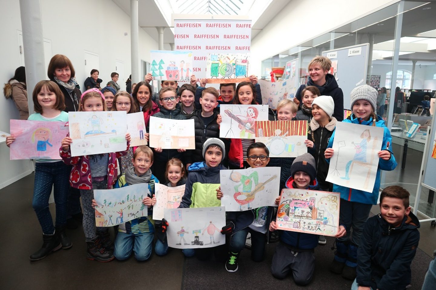 Die Siegerklasse, die 2. Klasse der Schule Notker von Frau Esther Tschudi und Monica Morosi, welche das Nachtschwärmer-Programm im Walter Zoo gewonnen hat