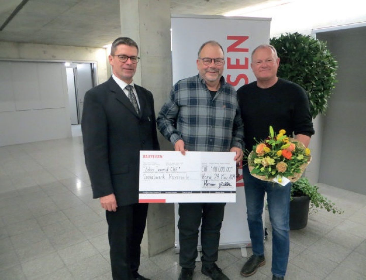 v.l.n.r. Beat Schilliger (designierter Verwaltungsratspräsident der Raiffeisenbank Horw) überreicht den Check an Roland Aeschimann (Betriebsleiter Tagesstrukturplätze) und Josef Halter (Geschäftsführer Novizonte-Sozialwerk).