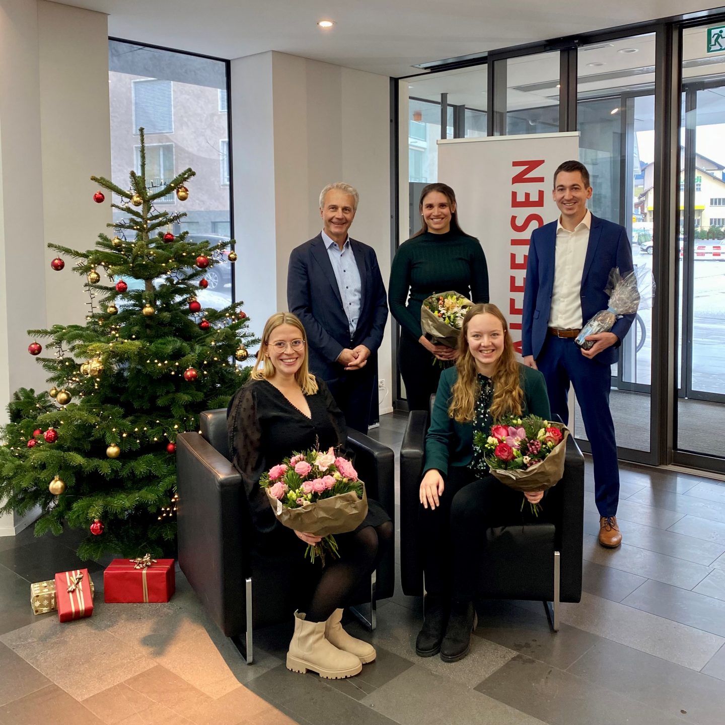 Foto mit allen Beförderten und dem Vorsitzenden der Bankleitung