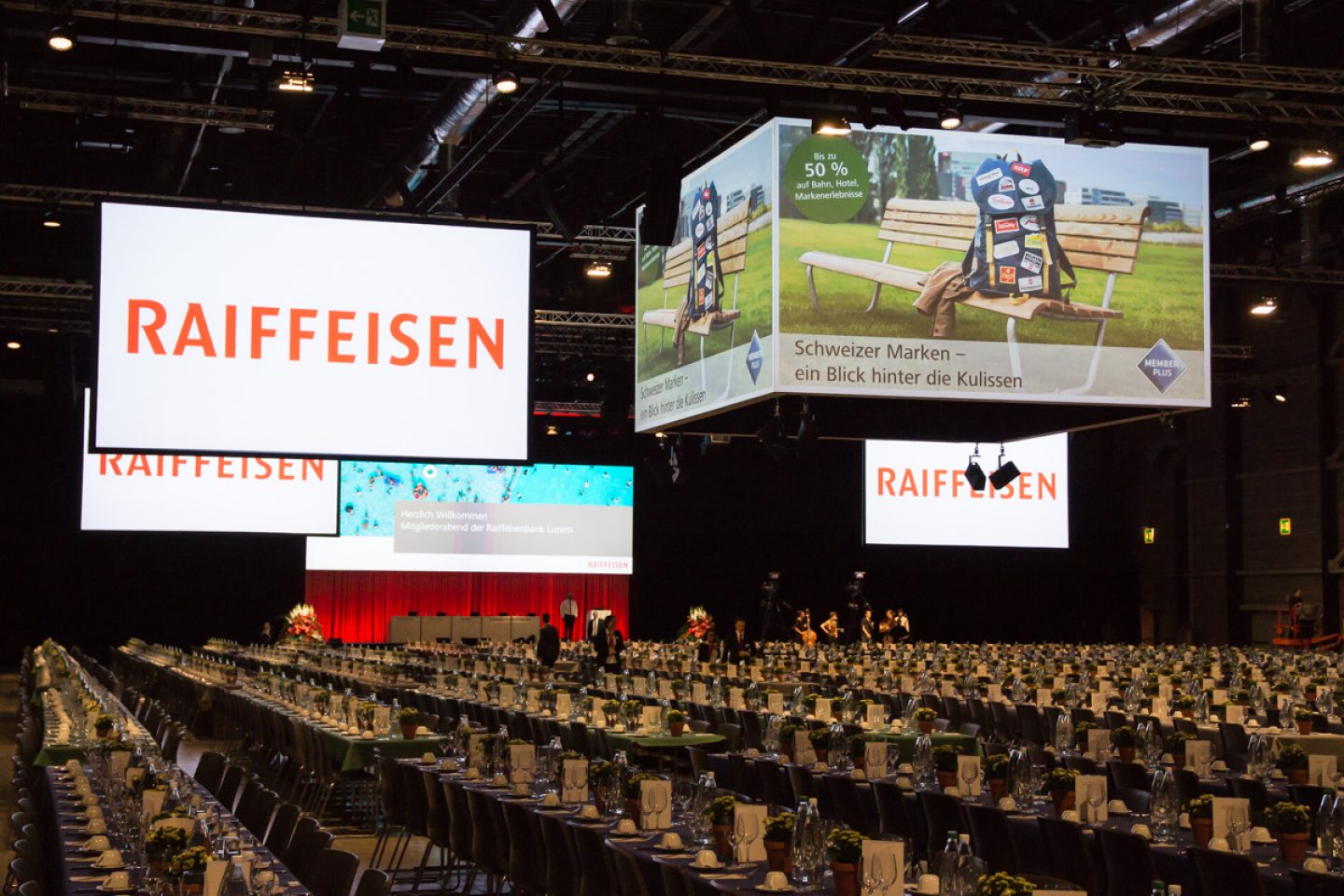 3'000 Mitglieder der Raiffeisenbank Luzern versammeln sich in der Messe Luzern