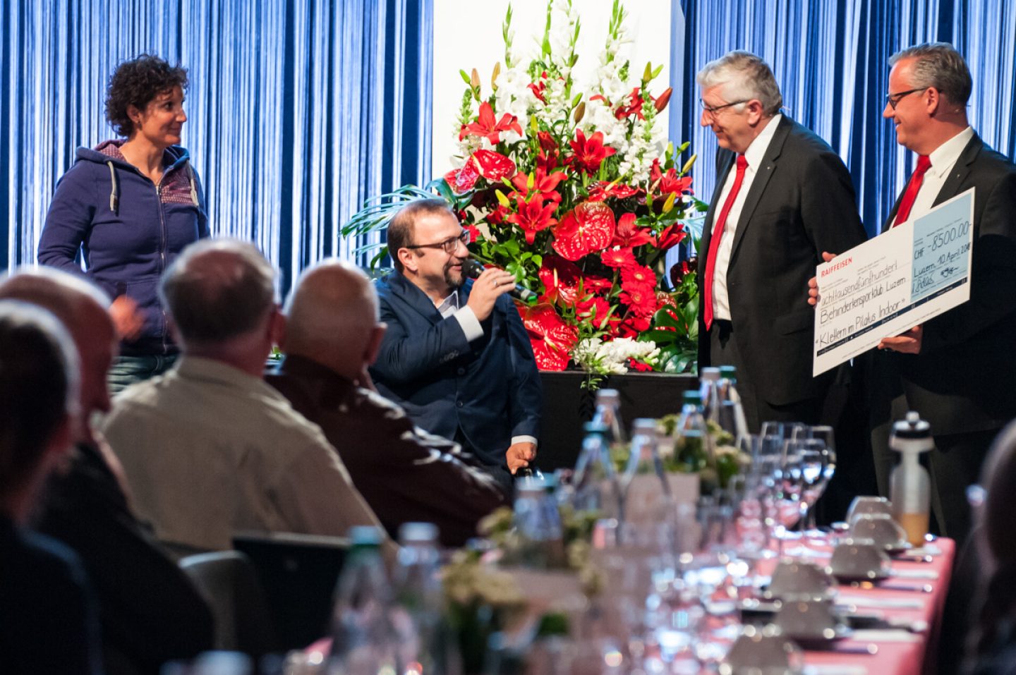Kurt Sidler, Präsident des Verwaltungsrats der Raiffeisenbank Luzern, verleiht Moreno Graziotti, Präsident des Behindertensportclubs Luzern, den Anerkennungspreis.  