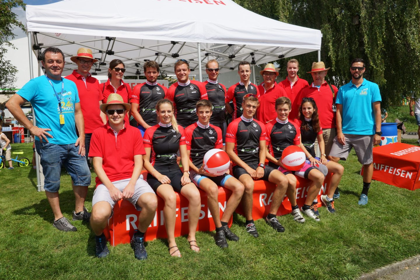 Unser Raiffeisen-Team mit OK-Mitglieder und Mitarbeiter unserer Raiffeisenbank