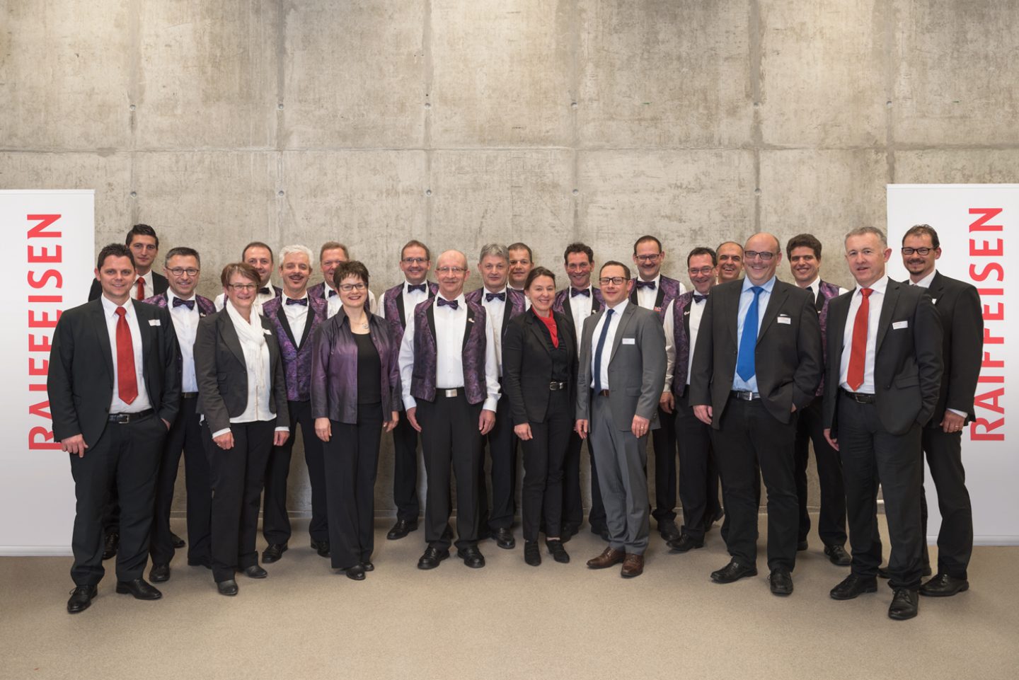 Der Verwaltungsrat und die Bankleitung mit der Wiggertaler Blaskapelle an der Orientierungsversammlung in Altbüron.