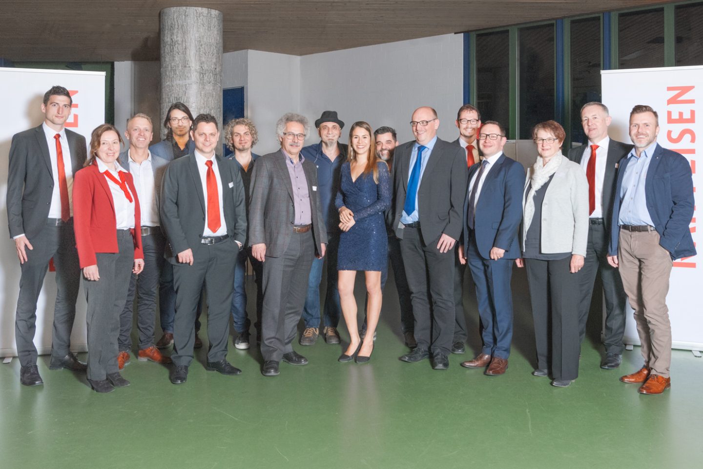 Der Verwaltungsrat und die Bankleitung mit der Band Eliane Müller an der Orientierungsversammlung in Sursee.