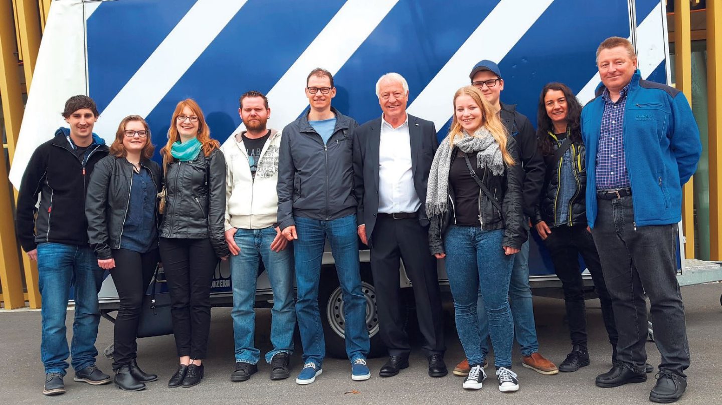 Die glücklichen Gewinner und ihre Gäste mit Kudi Müller und Guido Bernhard (Bildmitte).