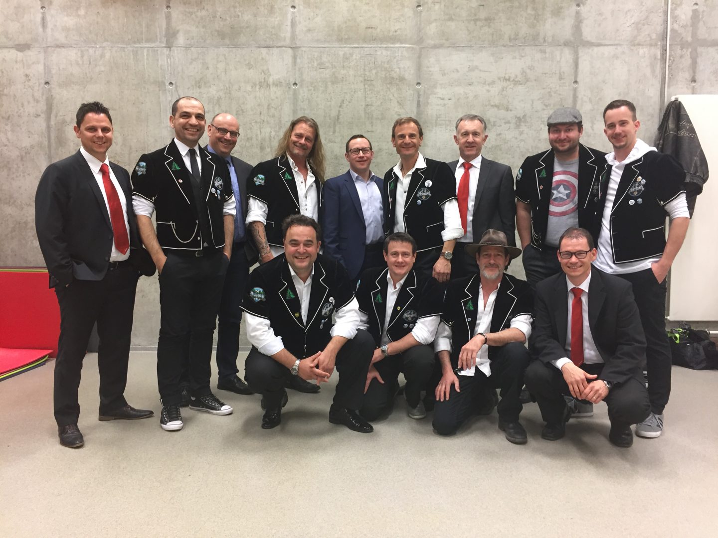 Mitglieder der Bankleitung und des Verwaltungsrates zusammen mit den Sängern von Heimweh vor dem Einsingen.