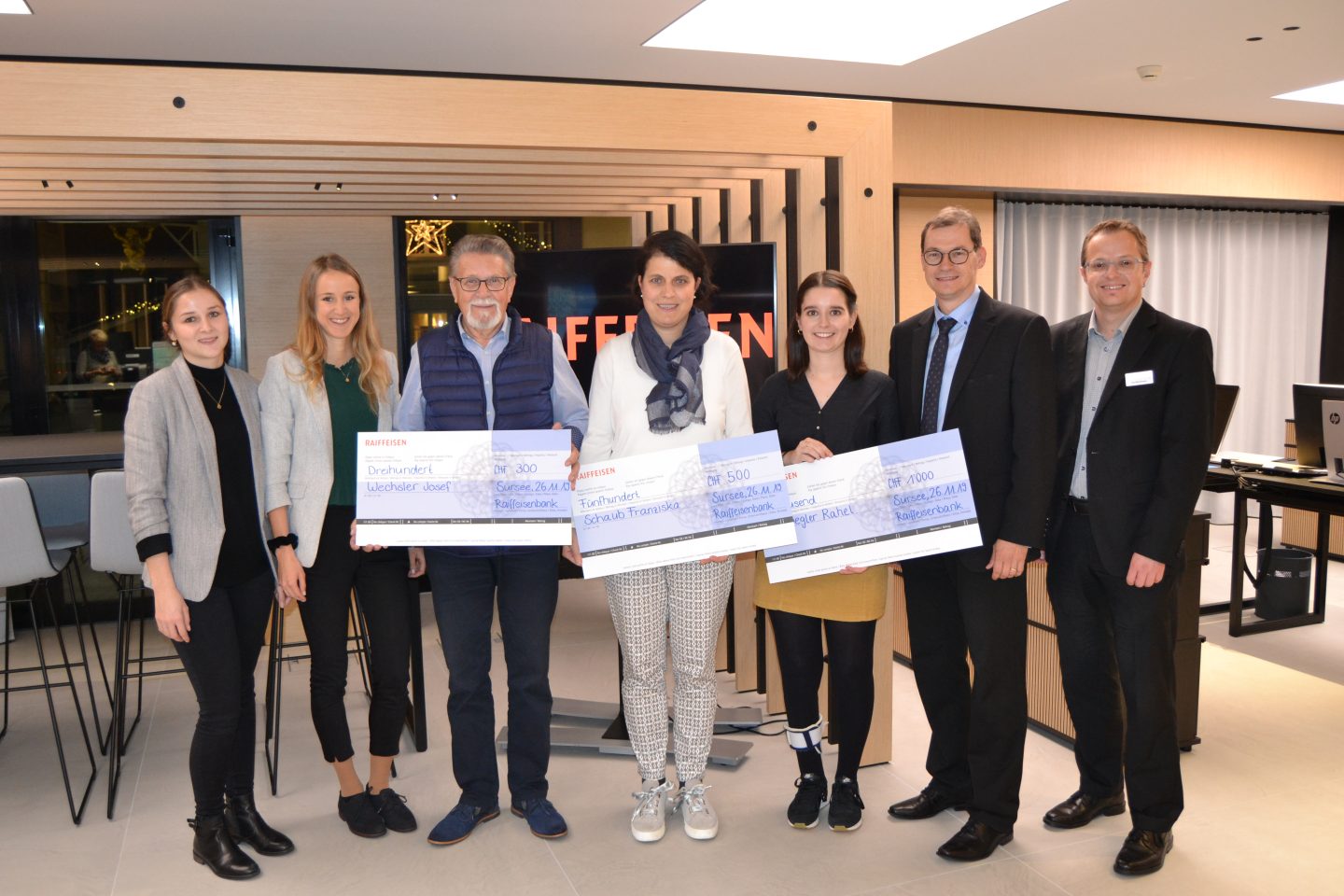     v.l.n.r: Carol Bucheli, Raiffeisen, Daniela Sidler, Raiffeisen, Josef Wechsler, Gewinner 3. Platz, Franziska Schaub, Gewinnerin 2. Platz, Rahel Schwegler, Gewinnerin 1. Platz, Guido Bernhard, Raiffeisenbank, Ivo Strinimann, Raiffeisenbank