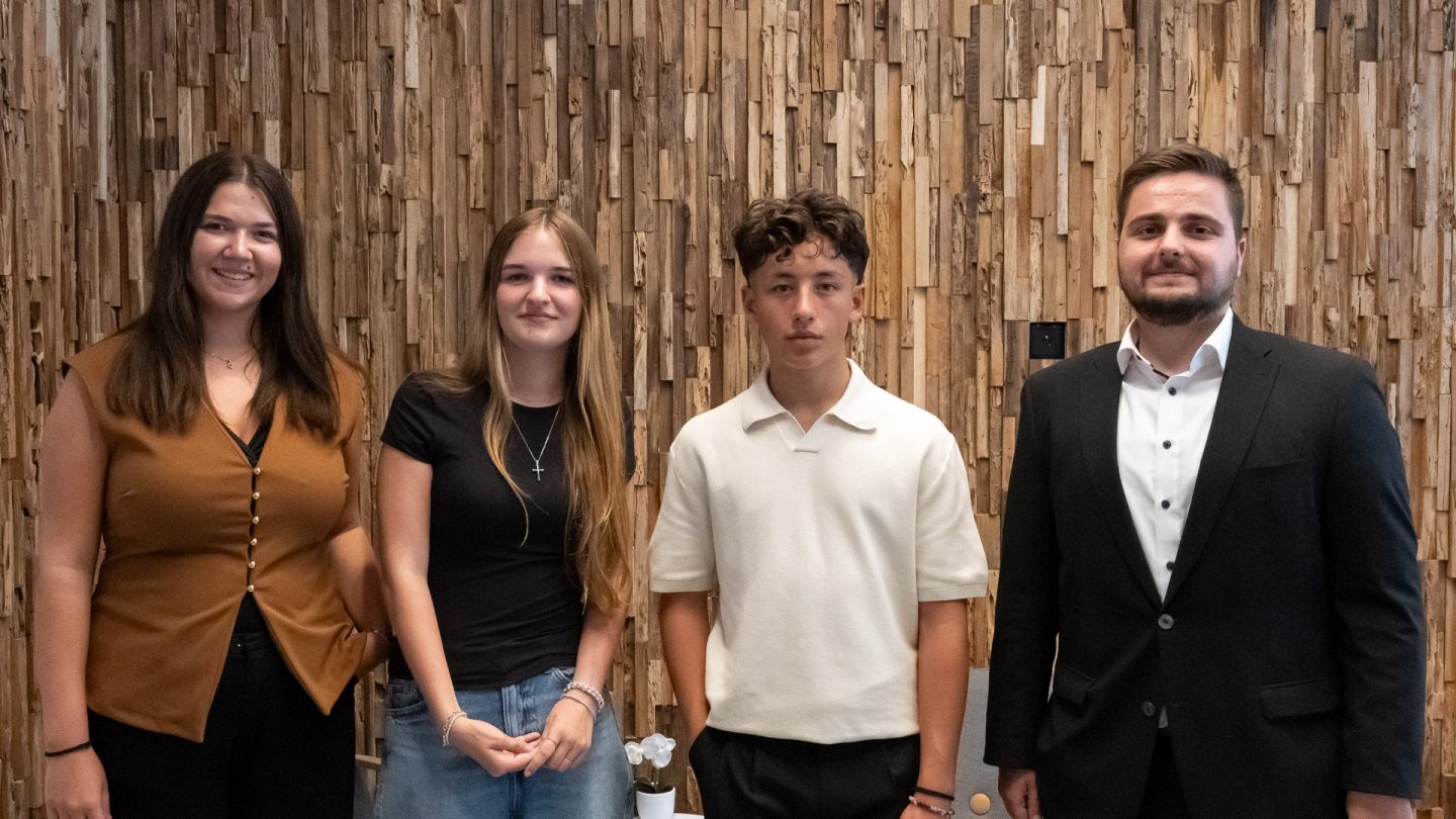 Gruppenfoto neue Mitarbeitende und Lernende August 2026