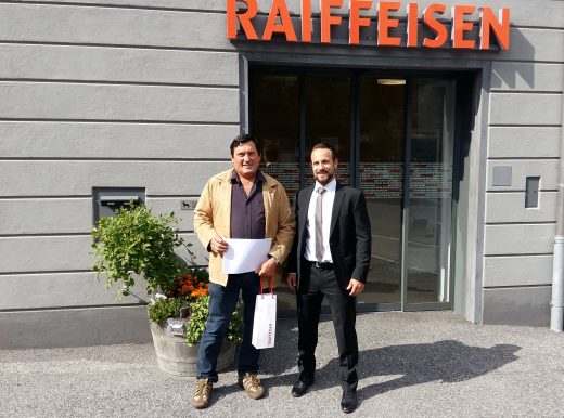 Christian Wieland und Rico Räth bei der Übergabe des Gewinns.