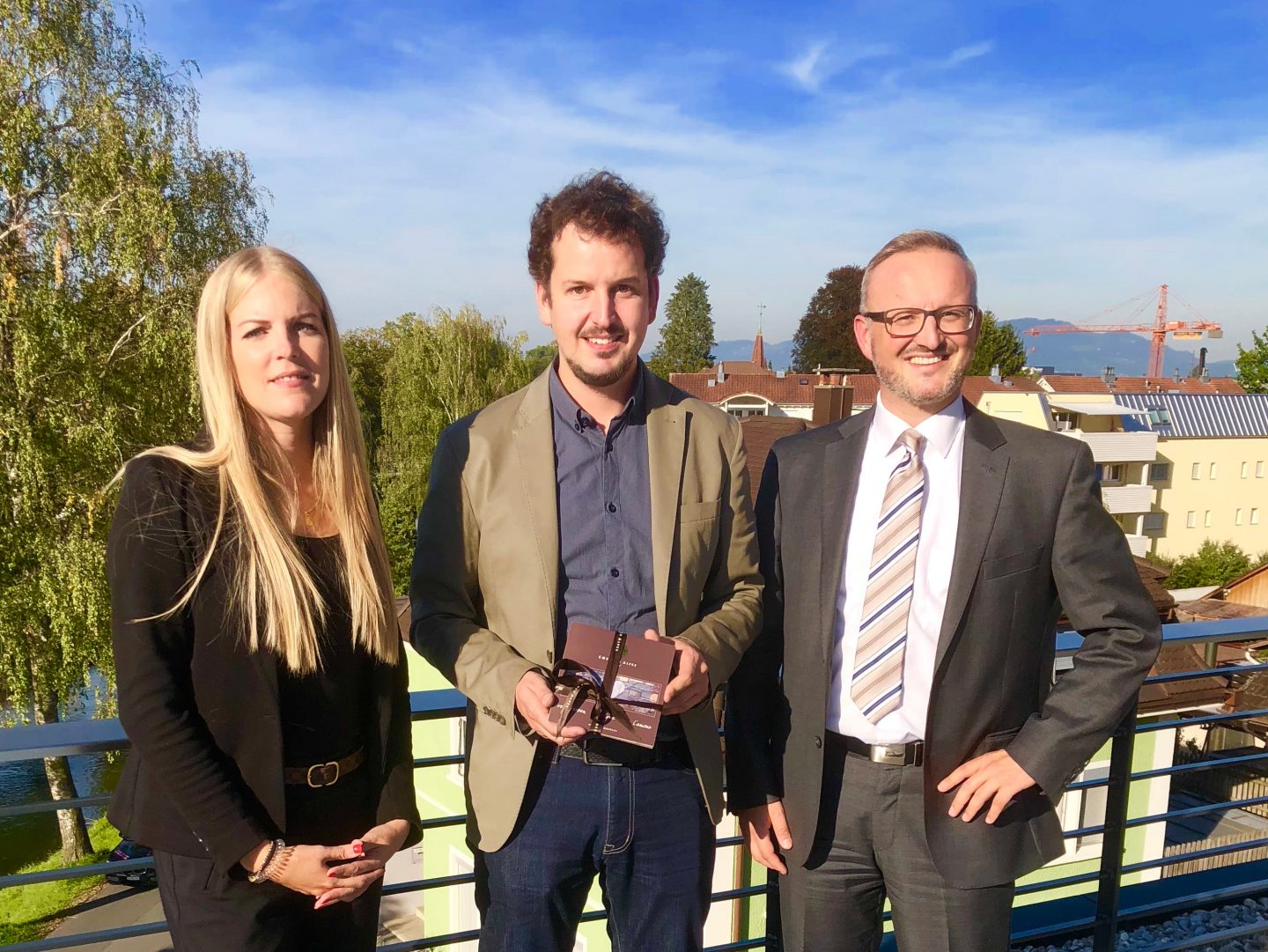 Von Links: Nicole Seitz, Raiffeisen, Thomas Blank, Gewinner, Ronny Hug, Raiffeisen