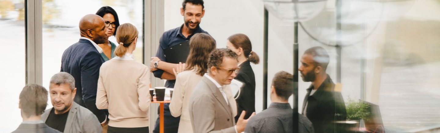 Bild von Menschen beim Gespräch