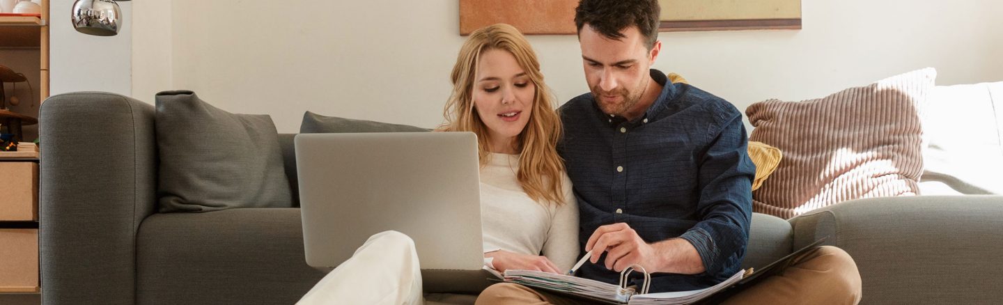 Frau und Mann informieren sich