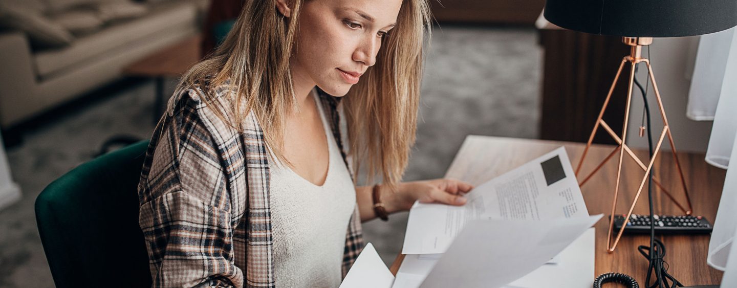 Frau liesst Unterlagen durch