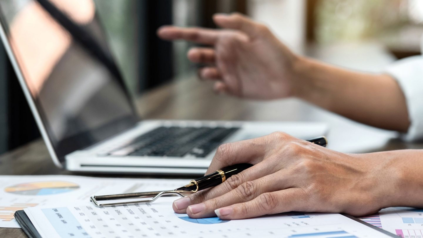 Bild mit Händen und Computer