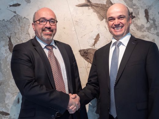 Erich Oberholzer (Jubilar)  und Urban Koller (Vorsitzender der Bankleitung)