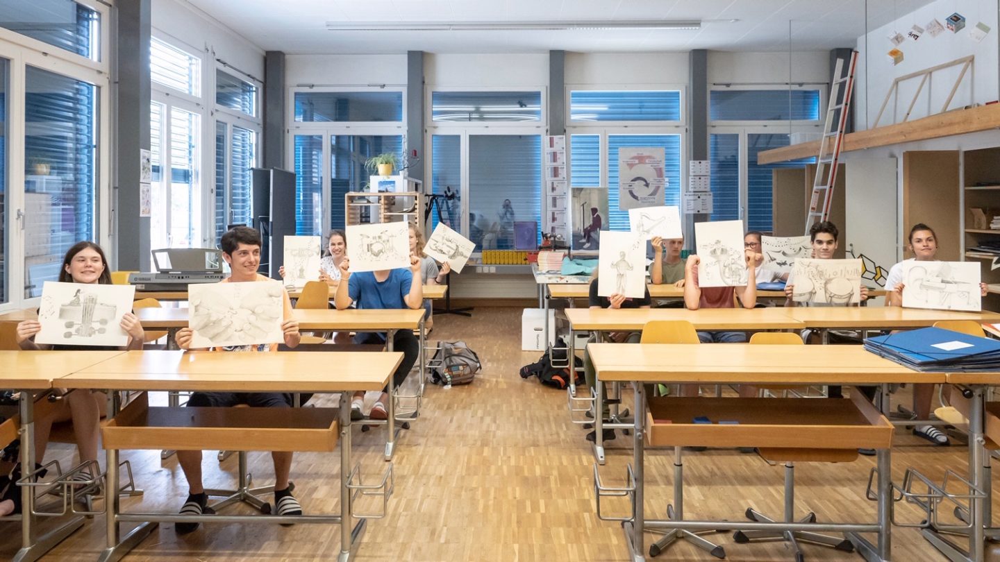 Gewinner mit Ihren Zeichnungen im Schulhaus Wier