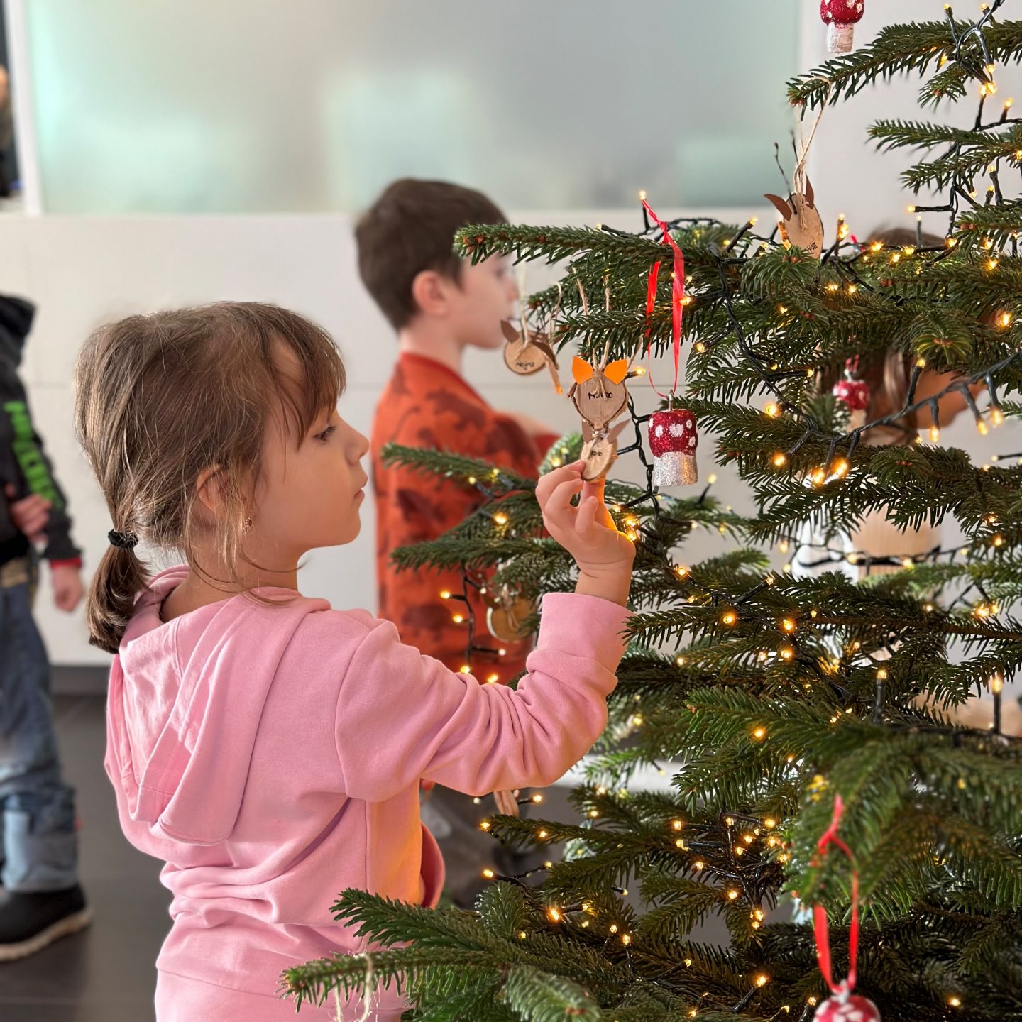 Weihnachtsbaum schmücken in Möhlin