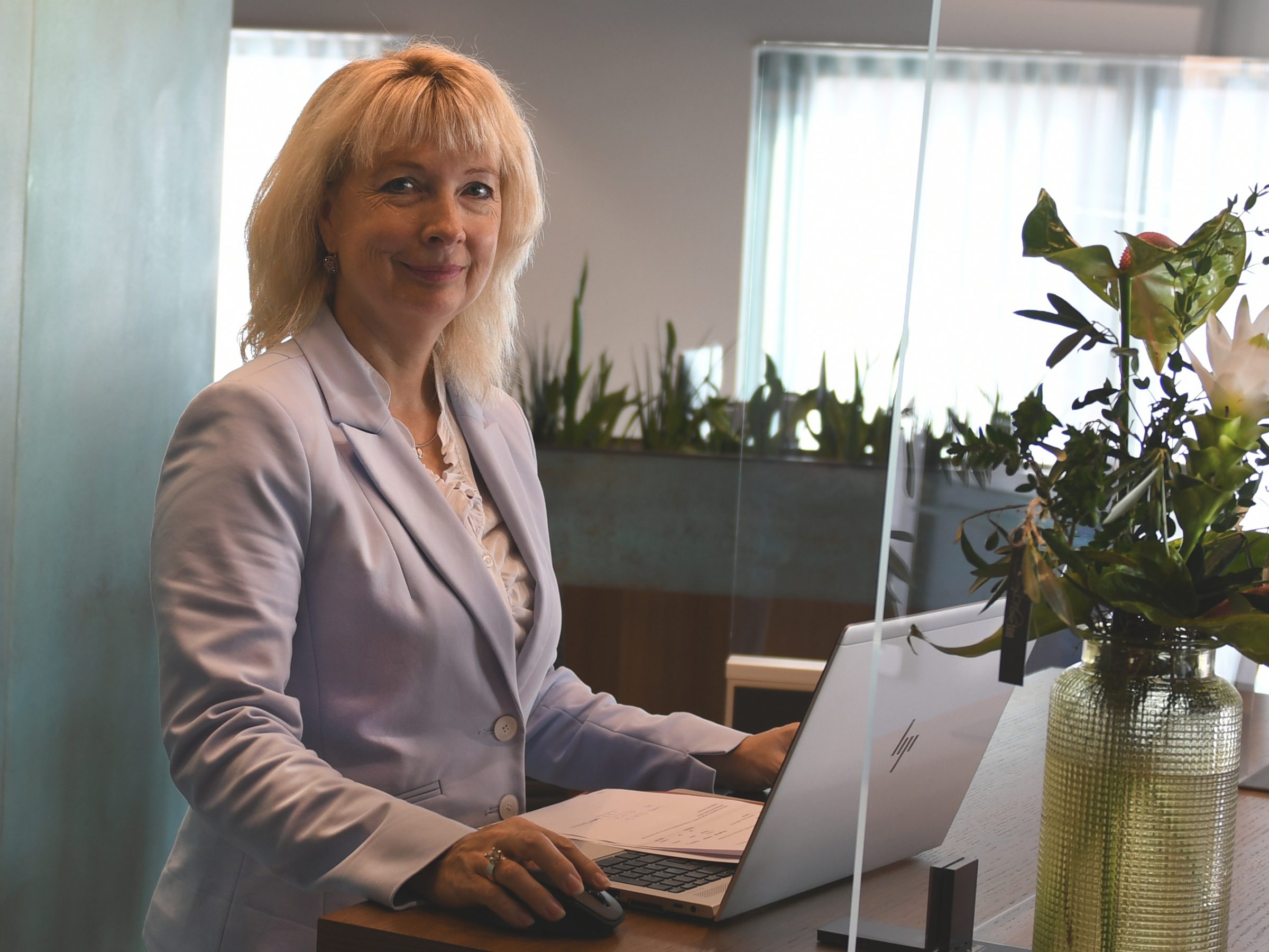 SERVICE UND BERATUNGSZEITEN visual data 8