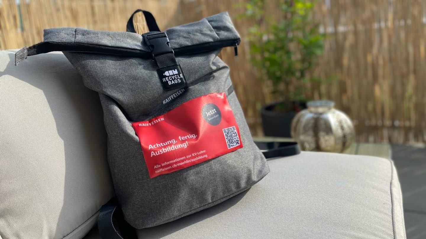 Rucksack auf Sofa