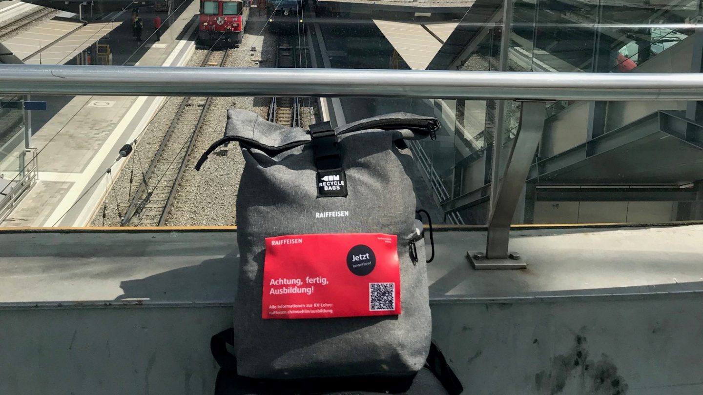 Rucksack am Bahnhof
