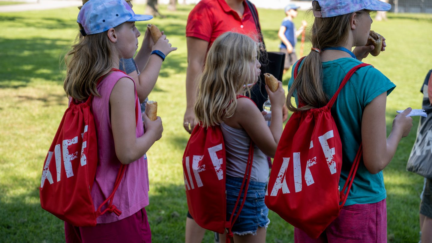 Kinder mit Rucksack